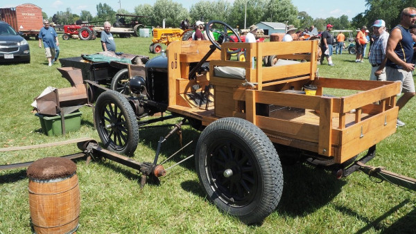 model T corn sheller.JPG