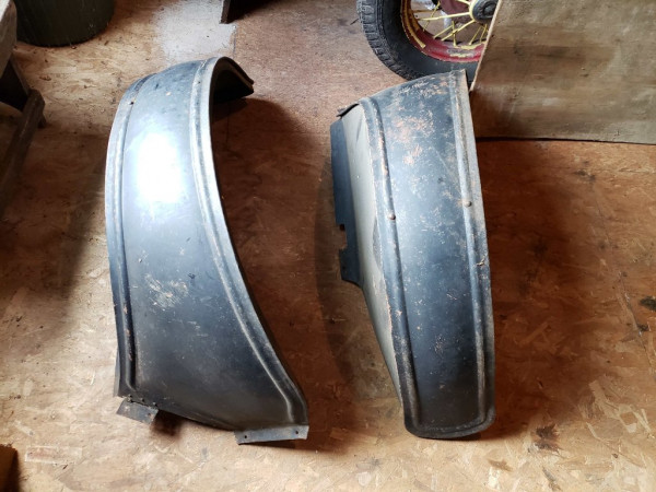 What I believe to be... A pair of 1924/25 Coupe rear Fenders. They are clean, strait, and older (original?) paint. Some surface rust, no pitting. Have not had body work done to them. Honest 'original' ford steel. Brackets are installed. Have crown to them. What you see in the photos is what I have. Check them out at Hershey and see if they are what you need!