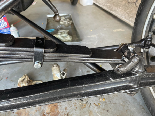The top of the oil cup on the spring ends JUST clear the perches.