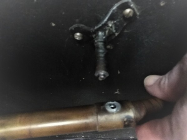 1915 horn bulb bracket broken.jpg