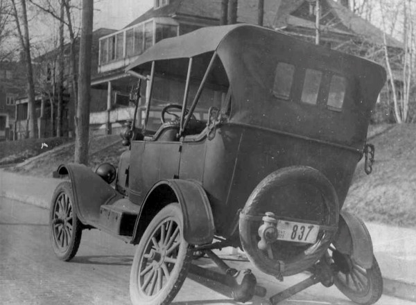 1918 or so Canadian T broken rear axle housing.jpg