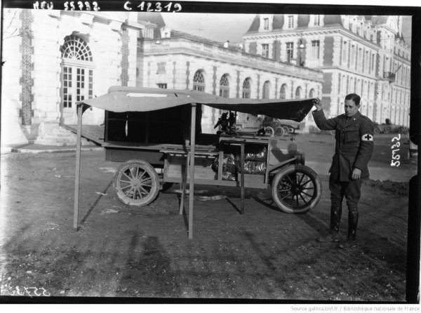 Une_voiture_ambulance_Ford_devant_[...]Agence_de_btv1b9042596n_1.jpeg
