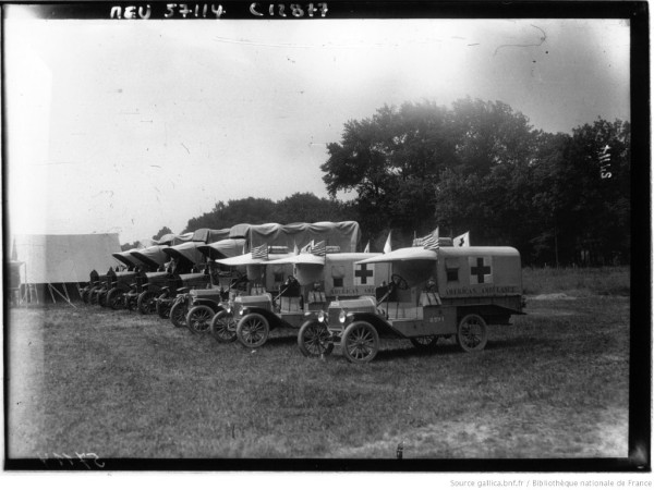 A_Bagatelle___voiture_ambulance_[...]Agence_de_btv1b90436576_1.jpeg