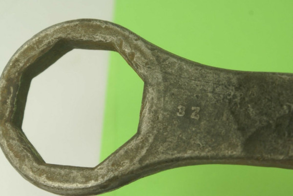 hubcap wrench2.jpg