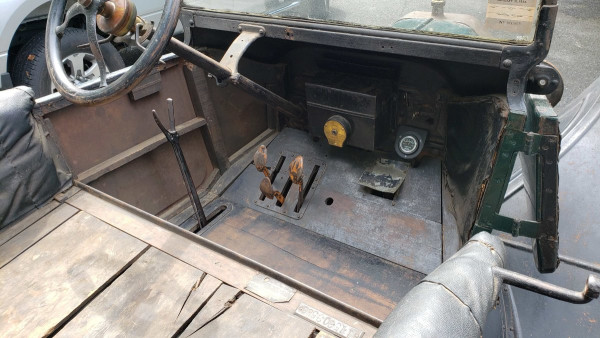 Best picture of the passenger side screw
