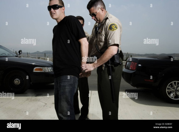 police-officer-escorting-man-in-handcuffs-B2BE8Y.jpg