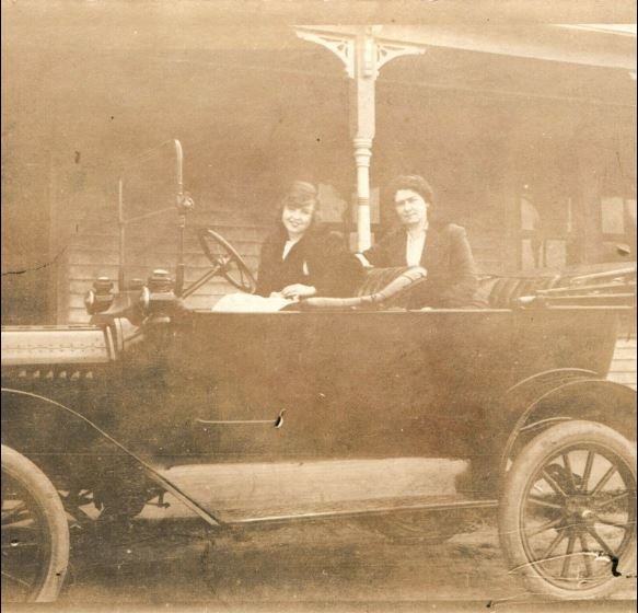 1915 and ladies.JPG