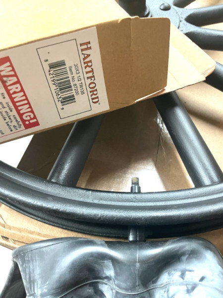 Hartford rubber stem in felloe.jpg