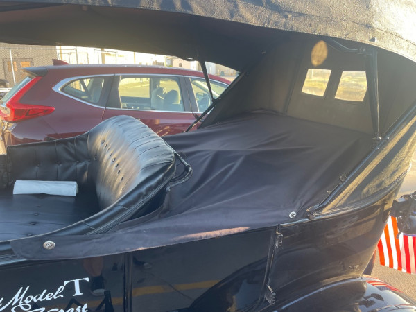 That‘s the cover for the back of the touring, prevents loosing stuff while driving, but also hiddes the chaos in the rear