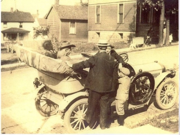Buffalo_Bill_and_Chief_Iron_Tail_in_Du_Bois,_PA.jpg
