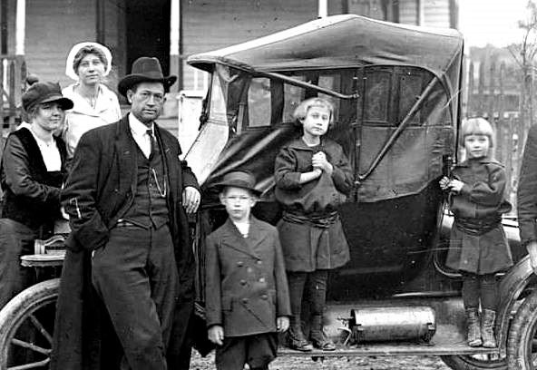 1913 runabout side curtains close.jpg