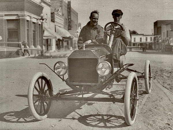 1915newearlychassis.jpg
