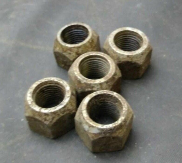 lug nuts.JPG