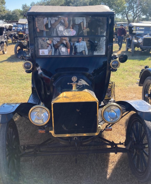 1915 Ford coupelet. Note correct cowl lamp brass rims
