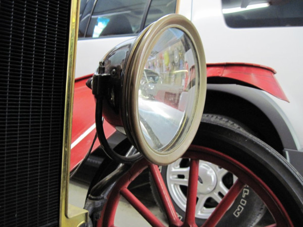 1915 Left Headlight.jpg