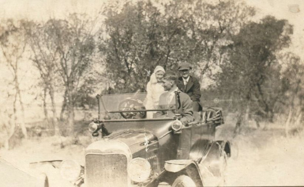 1915 with a accessory radiator grill.JPG