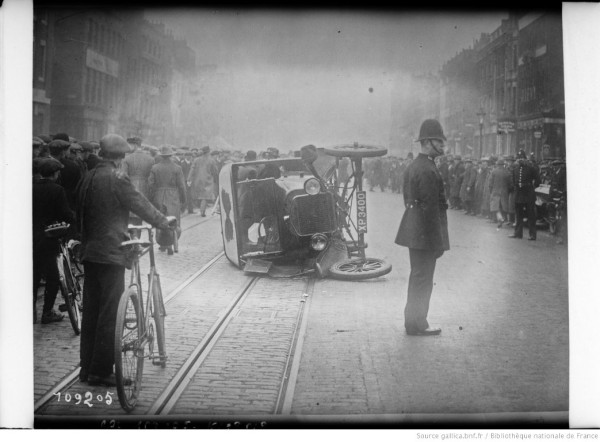 Grève_générale_à_Londres_auto_[...]Agence_Rol_btv1b531617474_1.jpeg