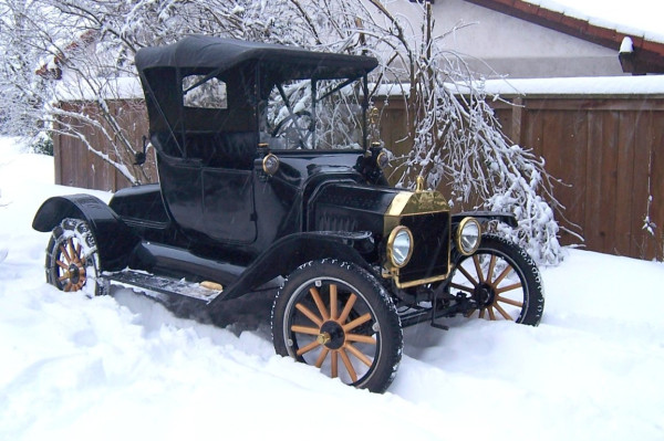 1915 in snow in driveway 2008.jpg