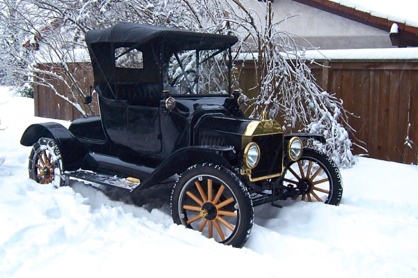 1915 in snow in driveway 2008.jpg