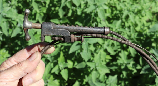 clamp on Dash pull cable 1.jpg