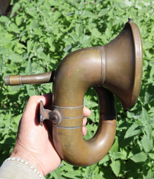 Standard horn 1.jpg