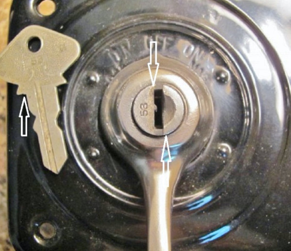 Key notches and recesses in switch.jpg