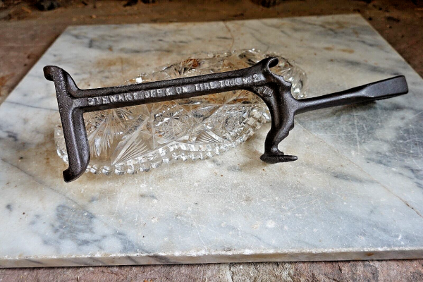 Stewart off and on tire tool.png