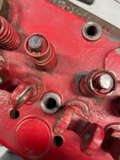 horseshoe clip holding valve spring retainer in place