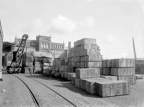 Knocked down Ford T i kasser i Frihavnen.jpg