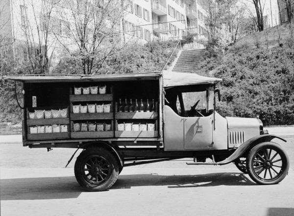 2560px-Migros-Verkaufswagen_Ford-T.jpg