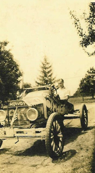 Bill Severn in friends Model T 1927.jpg