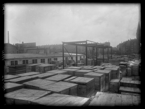 Heimdalsgade - transportkasser i fabriksgården.jpg