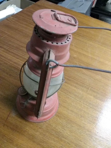 Globe World Light Kerosene lantern 10 inches tall (1).jpg