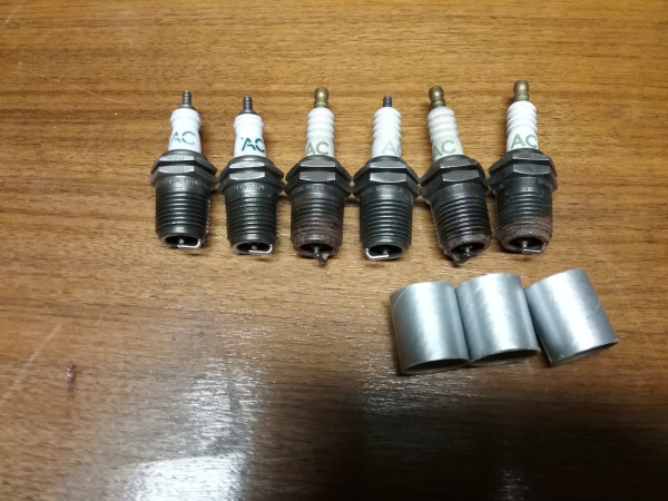 Spark plugs NOS 6 AC 26 three quarter pipe.jpg