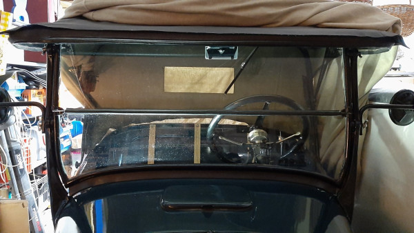 20240207 inside mirror touches wiper handle.jpg