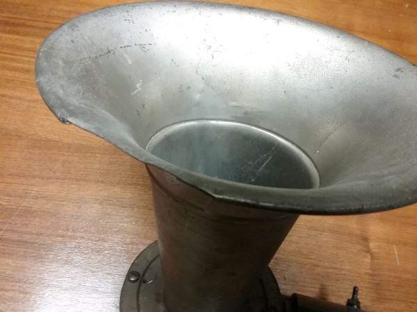 Horn with a piece missing  edge of bell (11).jpg