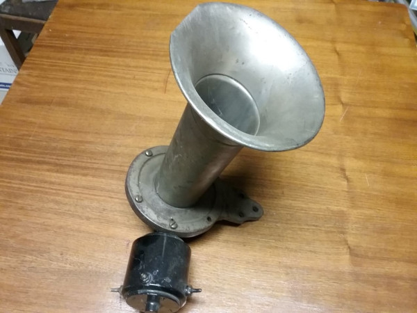 Horn with a piece missing  edge of bell (22).jpg