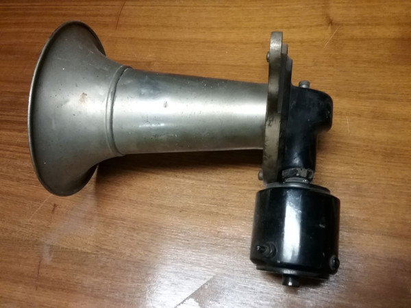 Horn with a piece missing  edge of bell (44).jpg