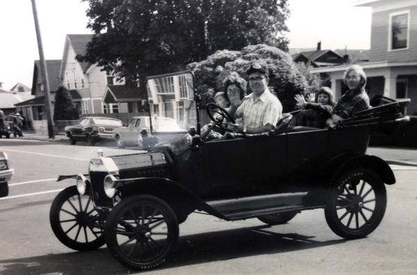 Ken Jones and Family 1915 Touring.jpeg