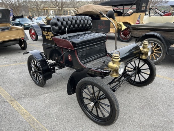 1904 Oldsmobile.jpg