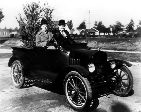 laurel_amp_hardy_big_business_high_resolution_desktop_2000x1587_wallpaper-217920.jpg