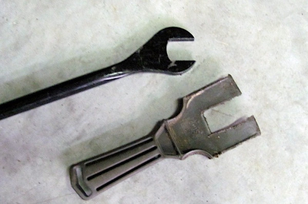 Ujoint fork using plastic putty knife.jpg