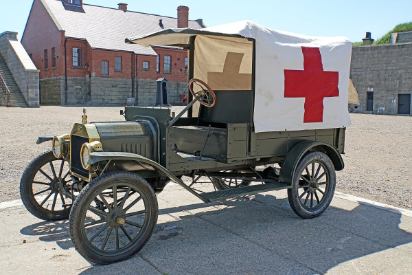 1915_Ford_Model_T_Ambulance_.jpg