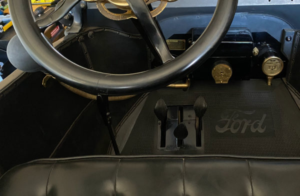 1915 Ford horn bulb mount .png