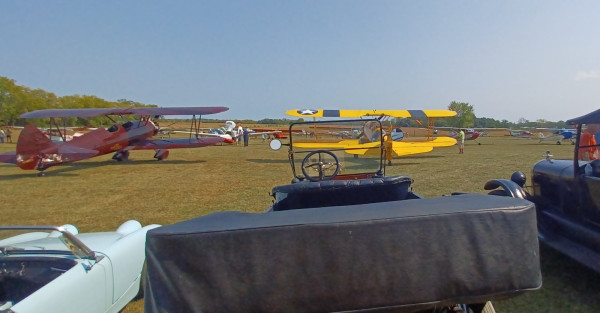 Different view of a coupla bi-planes. There was 4 or 5 there