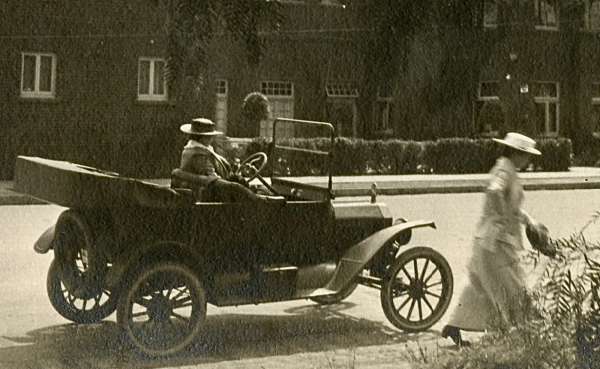1915 Ford with accessory instrument board and speedometer in 1916 .png