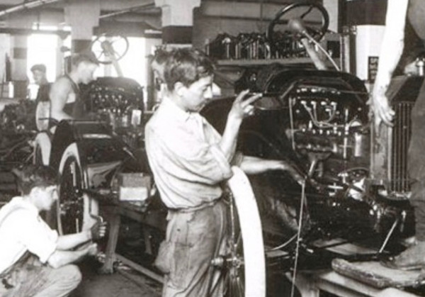 1915 ford assembly line .jpg