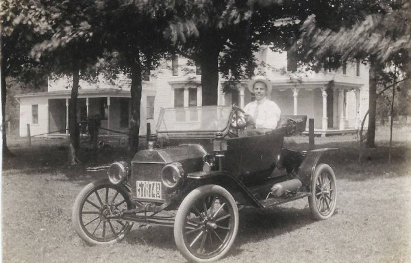 1913 Runabout with Illinois front license plate.