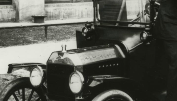 1915-16 Ford w four rivet fenders .png