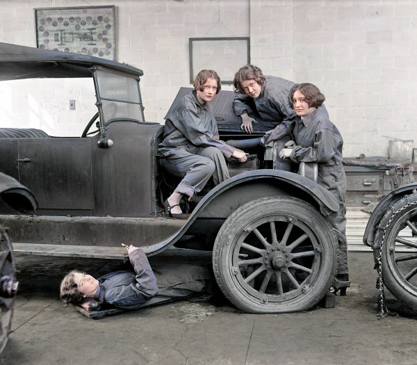Grace_Grace_Evelyn_Corinna_1927.jpg